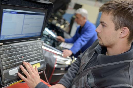 Lavorare nel mondo delle auto: i percorsi da conoscere